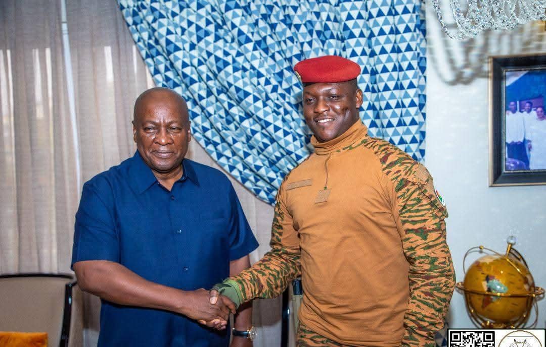 Le président du Ghana, John Dramani Mahama reçoit en audience le Capitaine Ibrahim Traoré