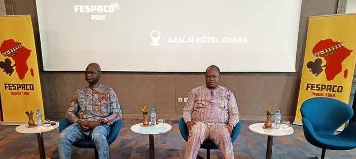 Le délégué général du FESPACO et vice-président du Comité national d'organisation (CNO), Moussa Alex Sawadogo (à gauche)