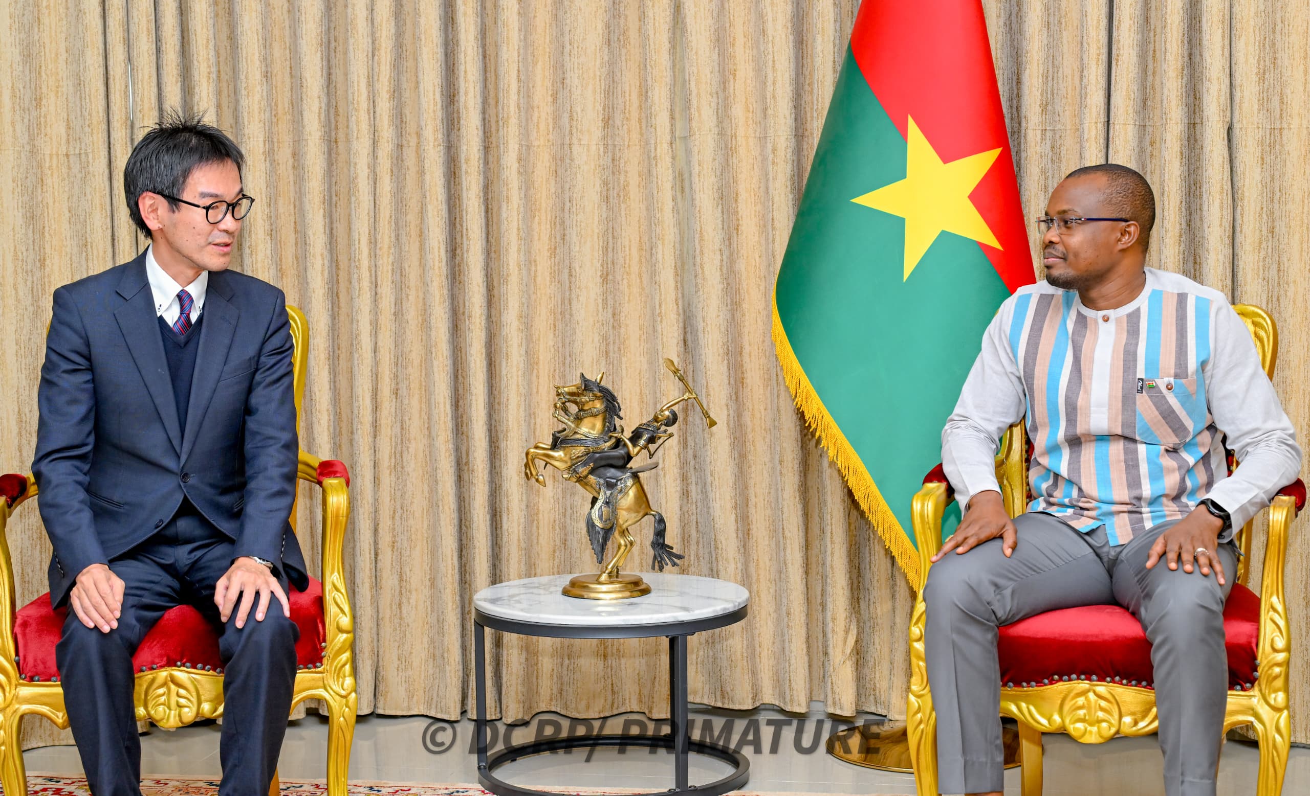Shuichi Nishino, directeur des Affaires africaines au ministère des Affaires étrangères du Japon (à gauche), échange avec le Premier ministre Jean Emmanuel Ouédraogo