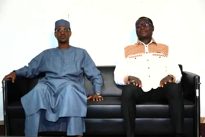 Ministre burkinabè à droite avec son homologue tchadien