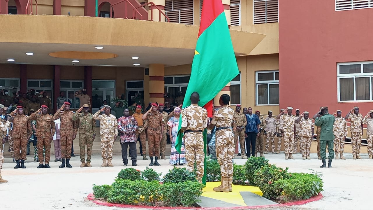Montée des couleurs à la direction de la police nationale en présence de toutes les forces armées nationales