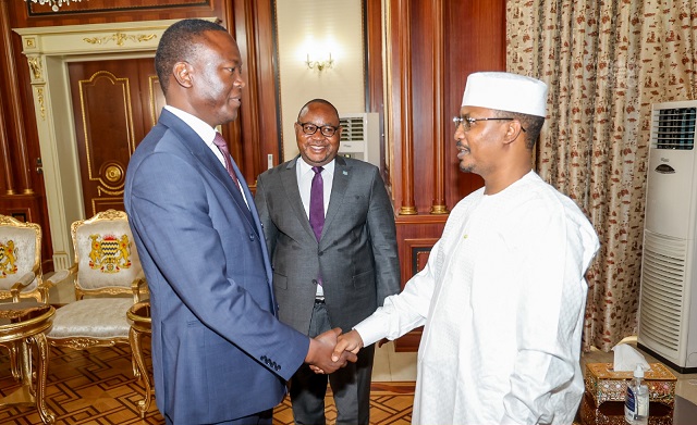 Poignée de main entre Succès (à gauche) et le président Mahamat Idriss Deby Itno (à droite)