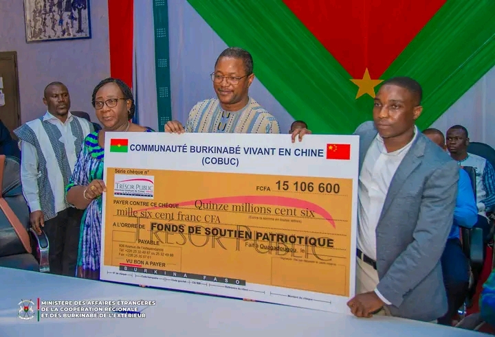 Remise de dons au Fonds de soutien patriotique