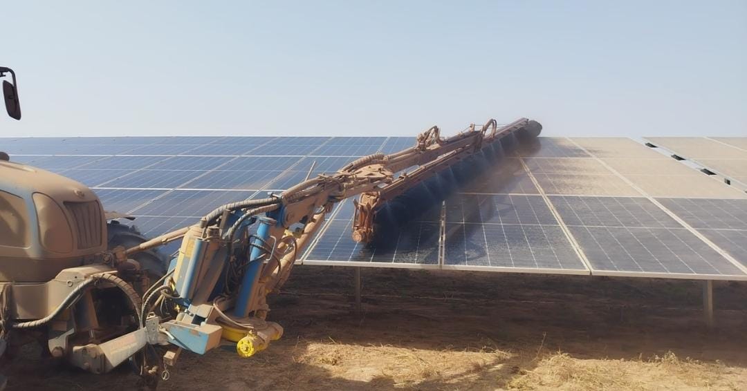 Mécanisme de nettoyage des panneaux solaires à Gonsin