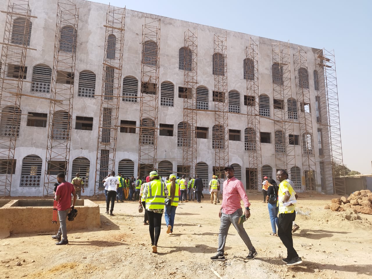 La délegation sur le chantier de l'école municipal de Kilwin