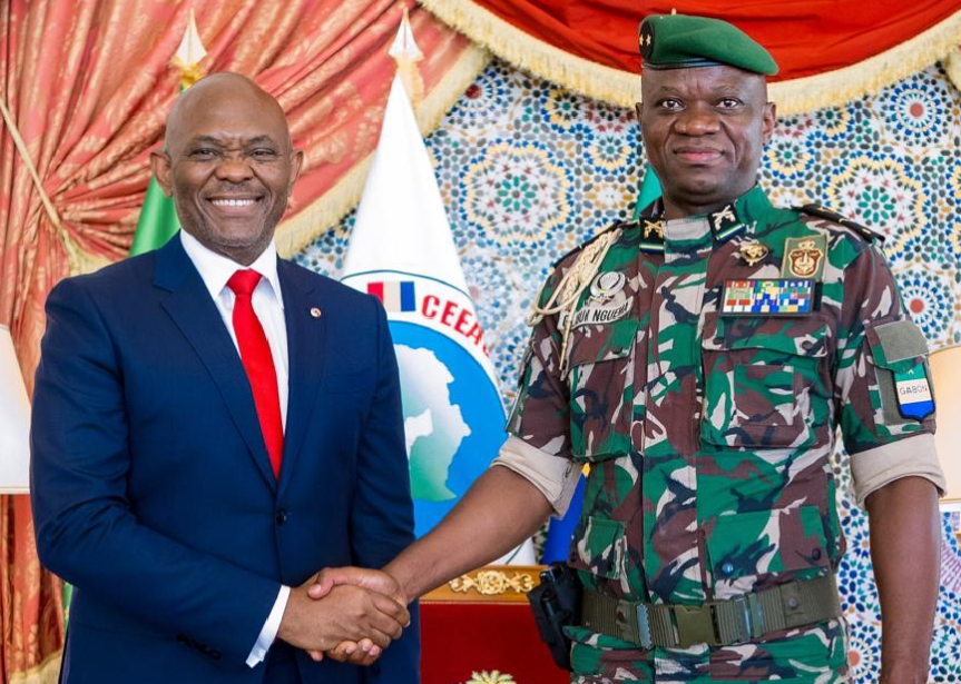 Le Président du groupe United Bank for Africa (UBA) et Fondateur de la Fondation Tony Elumelu, M. Tony O. Elumelu (à gauche) et le Président du Gabon, Brice Oligui Nguema, lors de la visite d'Elumelu au Président au Seaside Palace, la résidence officielle du Président à Libreville, Gabon, récemment.