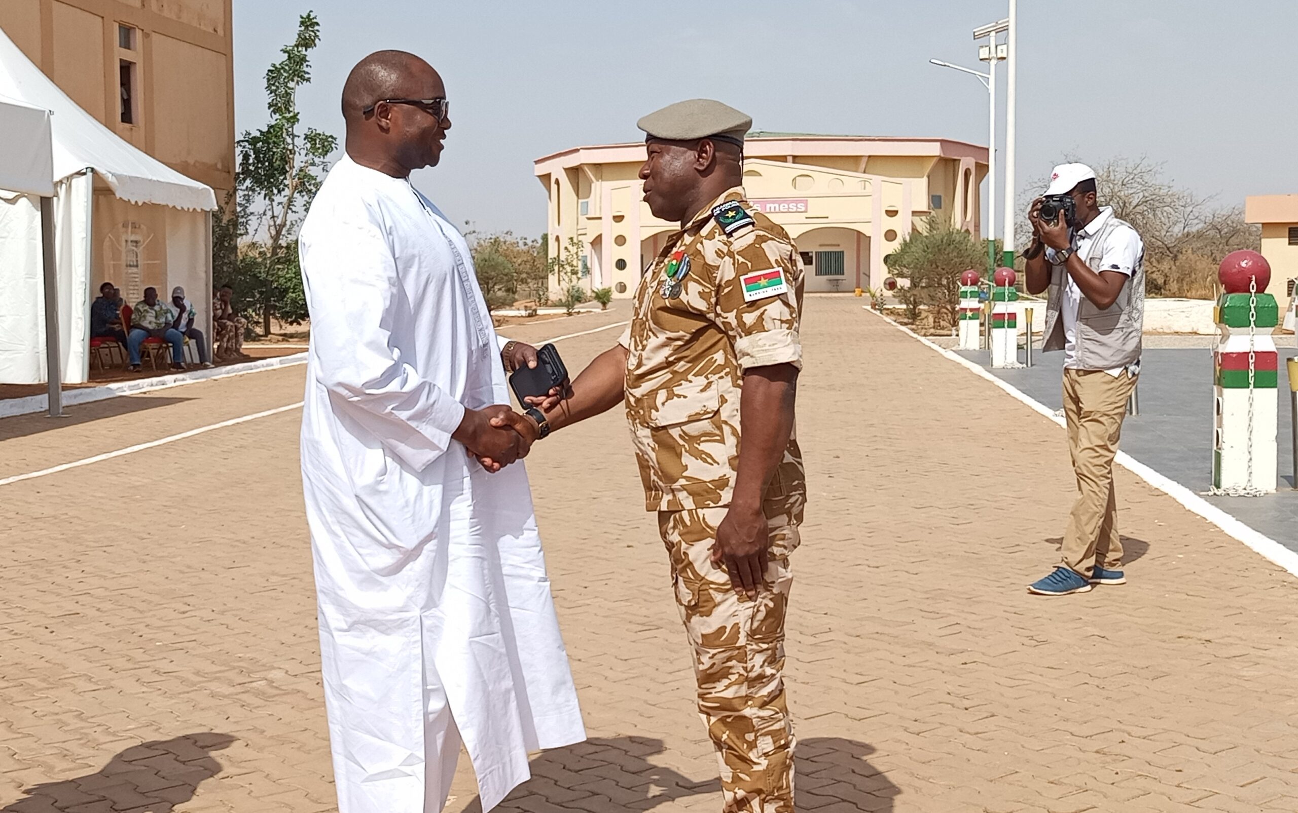 Le Procureur du Faso près le Tribunal de grande instance Ouaga I, Blaise Bazié (en blanc) félicitant le directeur général de l'académie de police