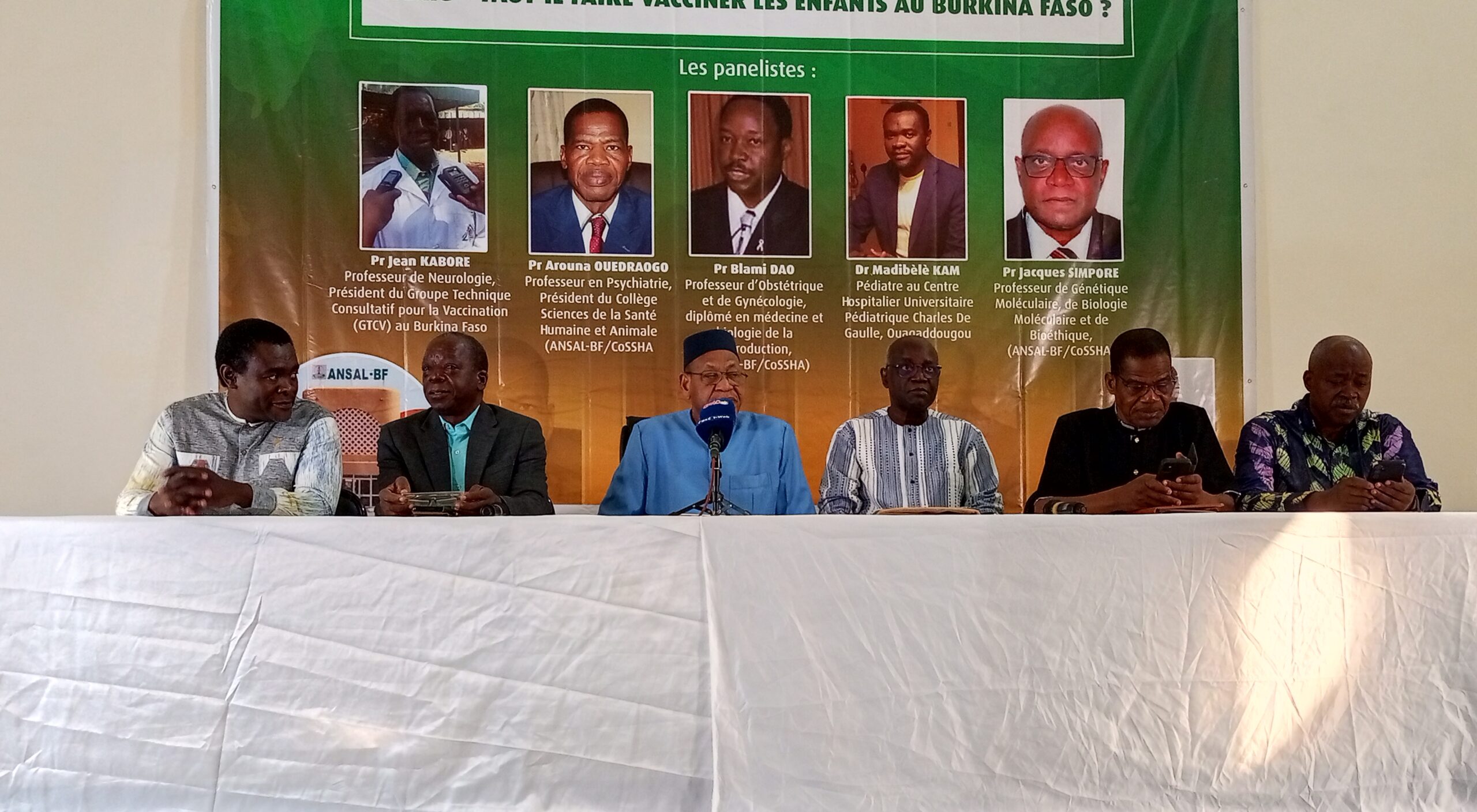 ©Photo des différents panelistes qui ont échangé sur la vaccination des enfants au Burkina