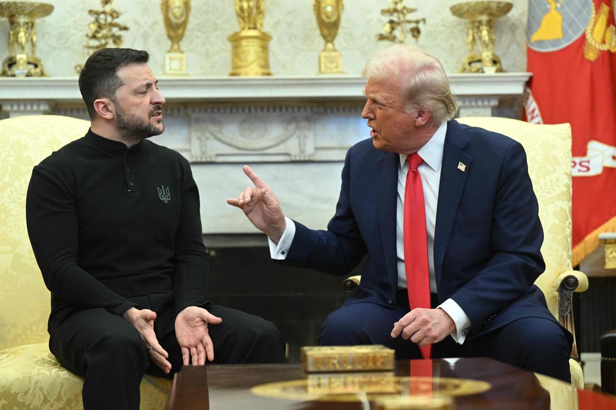 Le président américain Donald Trump (à droite) sermonant Volodymir Zelensky de l'Ukraine (à gauche) dans le bureau Oval à Washington