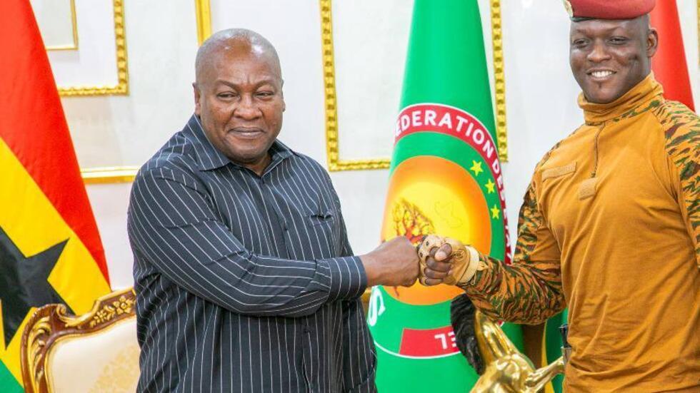 © Photo d'illustration des présidents Mahama du Ghana (à gauche) et Traoré du Burkina (à droite)