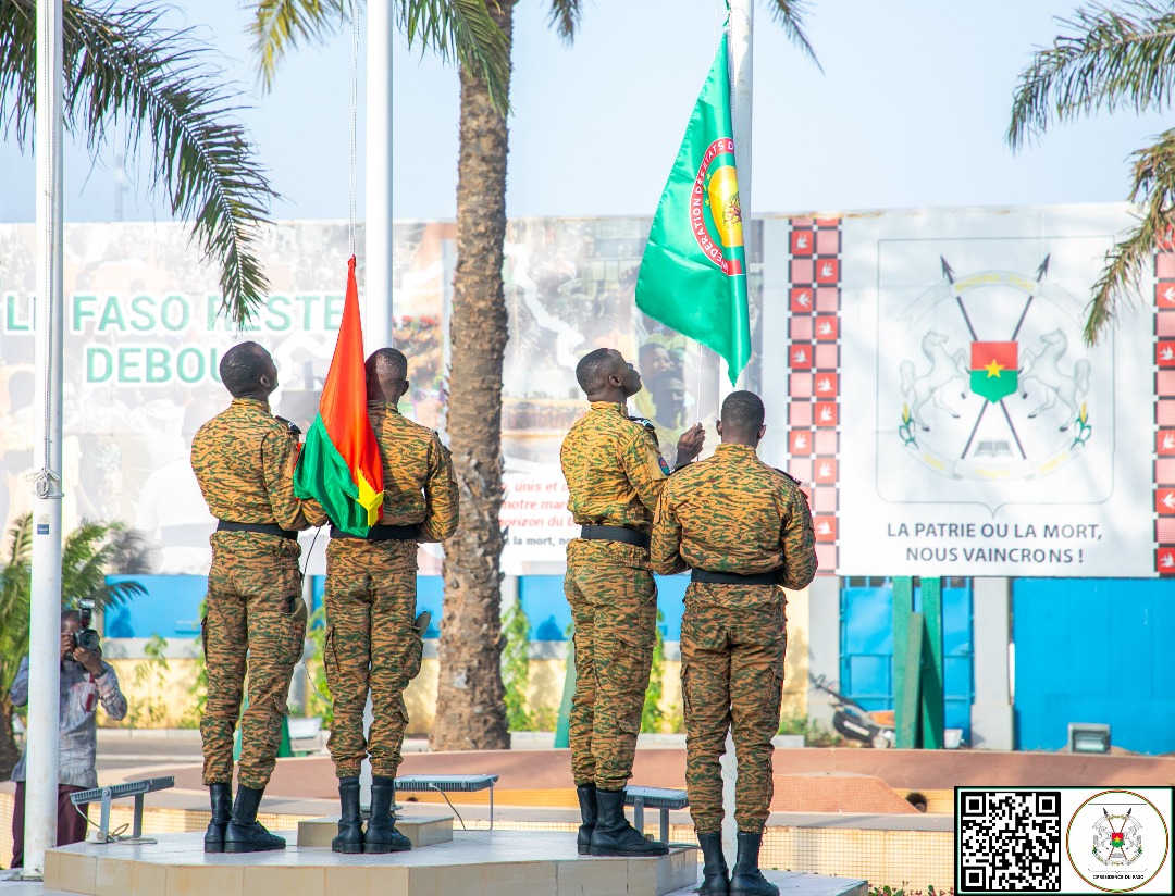 Montée des couleurs au palais présidentiel de Koulouba