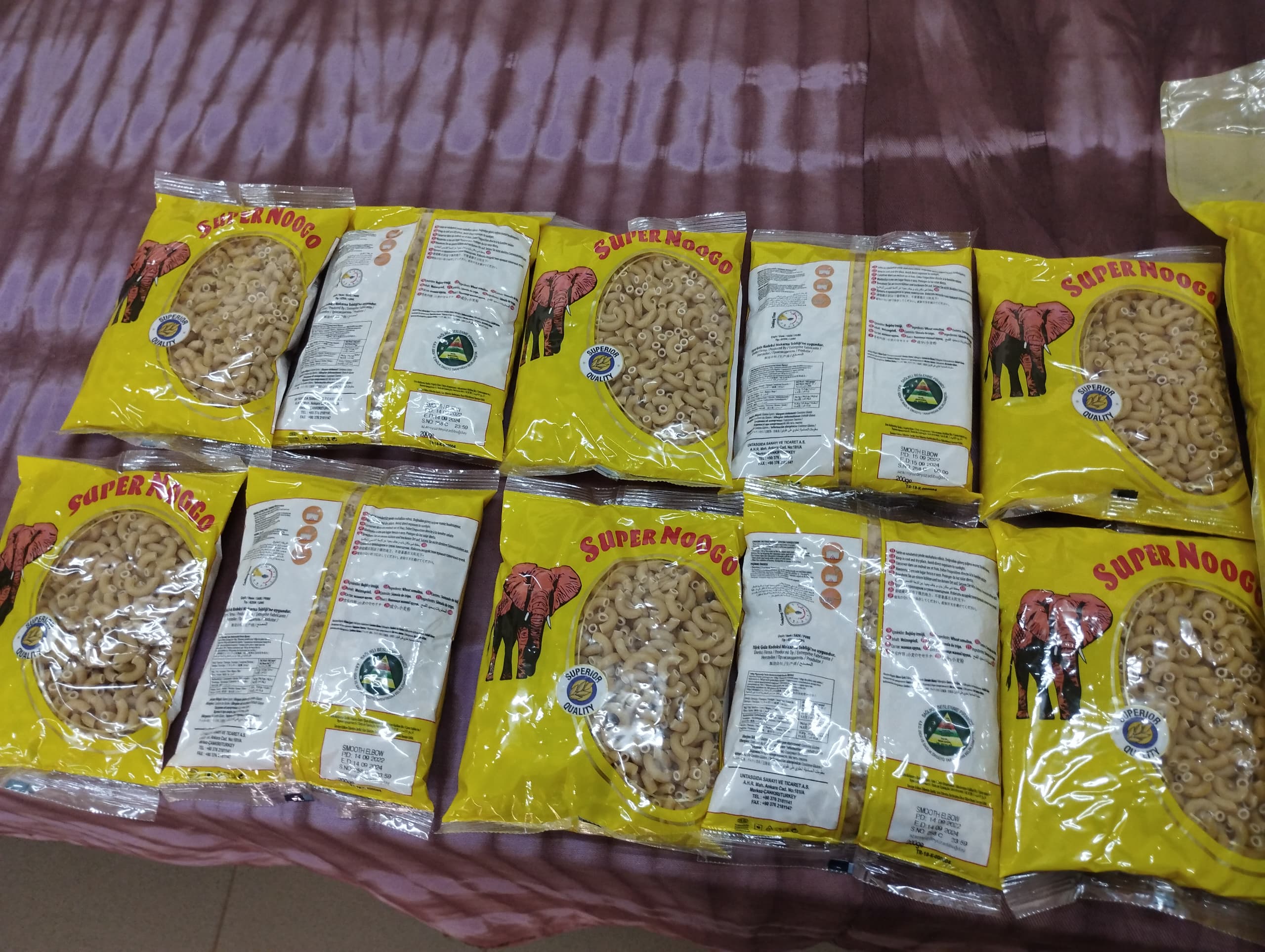 Une vue partielle des pâtes alimentaires périmées