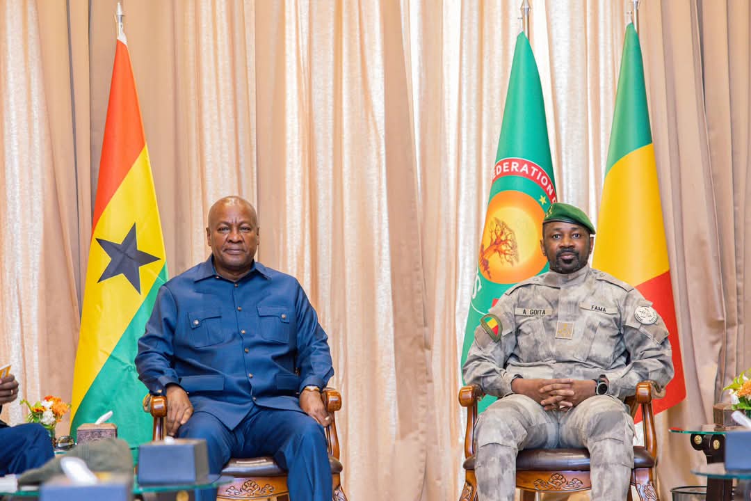 Le président Ghanéen John Dramani Mahama à gauche et le président Malien, Assimi Goïta à droite