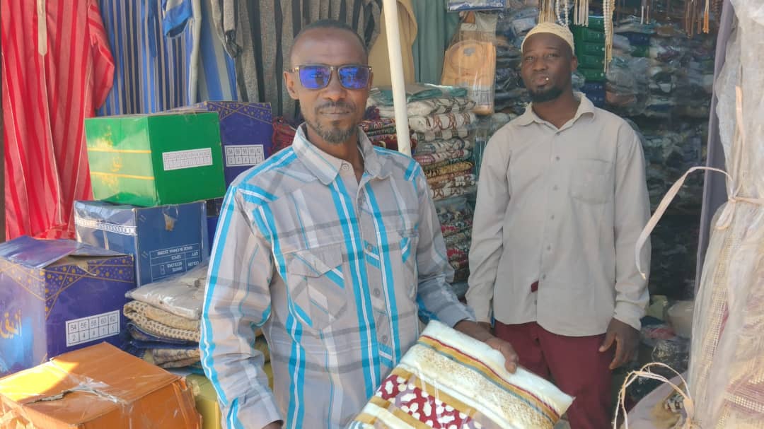 Yacouba Abdallah, fidèle musulman d’origine soudanaise, avec son tapis de prière