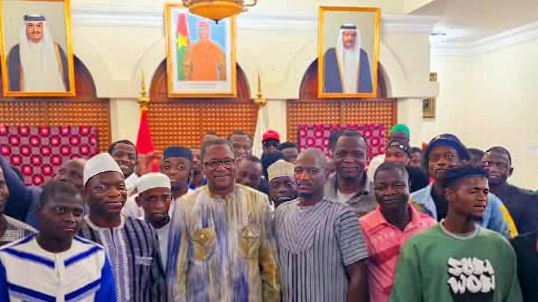 Le ministre des Affaires étrangères, Karamoko Jean Marie Traoré avec la communauté burkinabè du Qatar