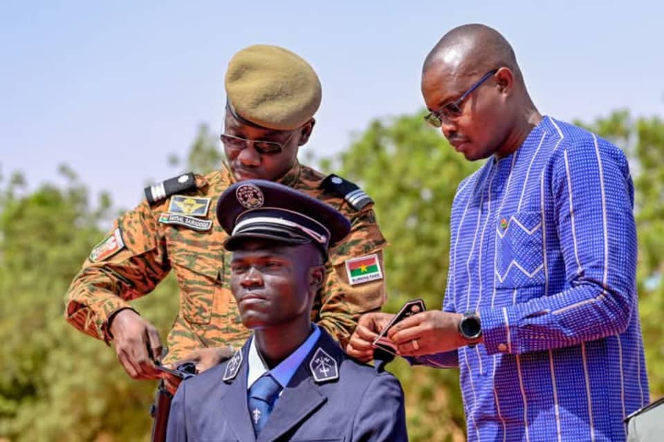 Le Premier ministre, Rimtalba Jean Emmanuel Ouédraogo (à droite), accroche les épaulettes d'un nouveau policier