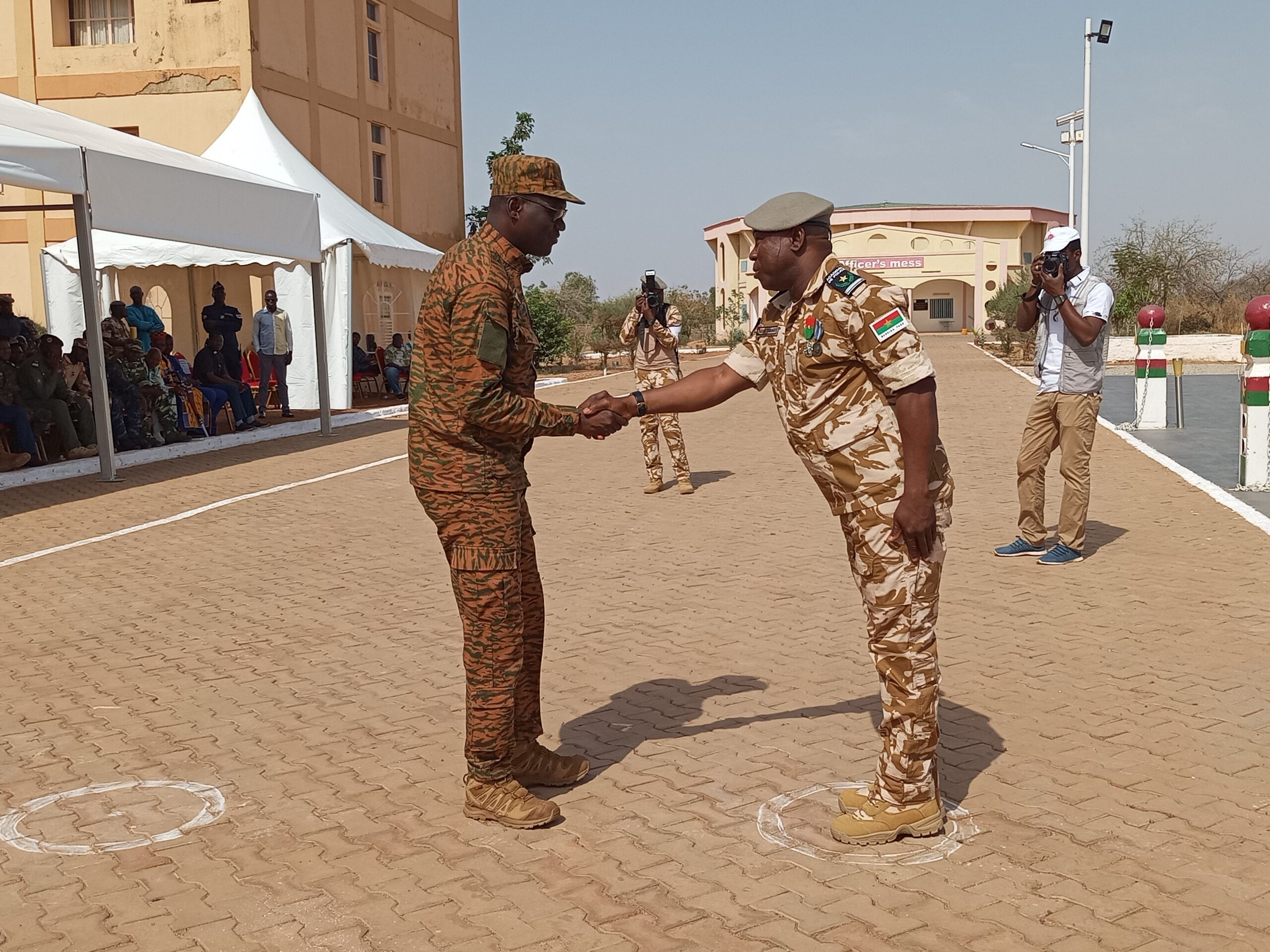 Le secrétaire général du ministère de la sécurité (à gauche) saluant le nouveau directeur général de l'académie de police