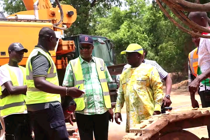 Visite inopinée du ministre Luc Sorgho au chantier du pont de Hèrèdougou