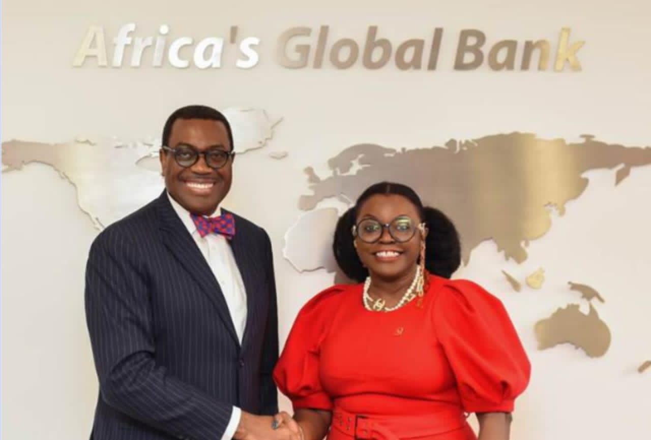 Le Président de la Banque Africaine de Développement (BAD), Akinwunmi Adesina, et la Directrice Générale/CEO de UBA UK, Theresa Henshaw, lors de la visite des dirigeants de la BAD à UBA UK à Londres mercredi.