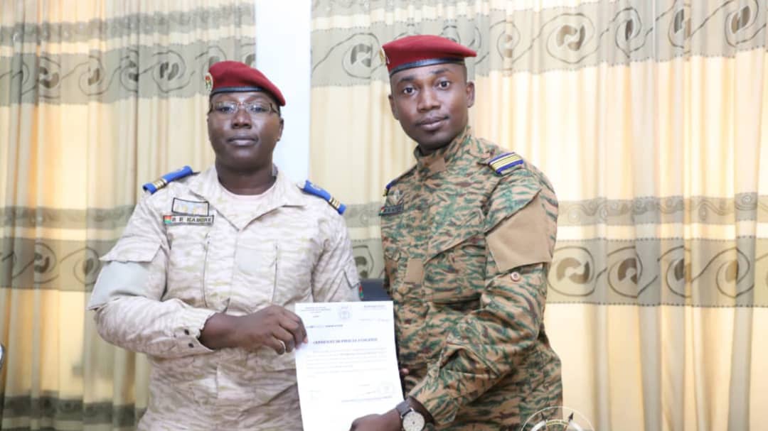 La ministre en charge de l’Action humanitaire, le Commandant Pélagie Kabré/Kaboré, installe le nouveau directeur de cabinet dans ses fonctions