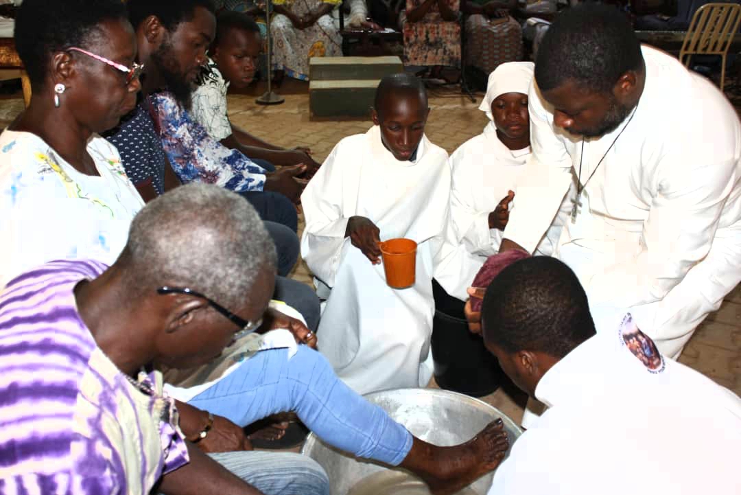 Le prêtre, imitant Jésus, lave les pieds de 12 fidèles