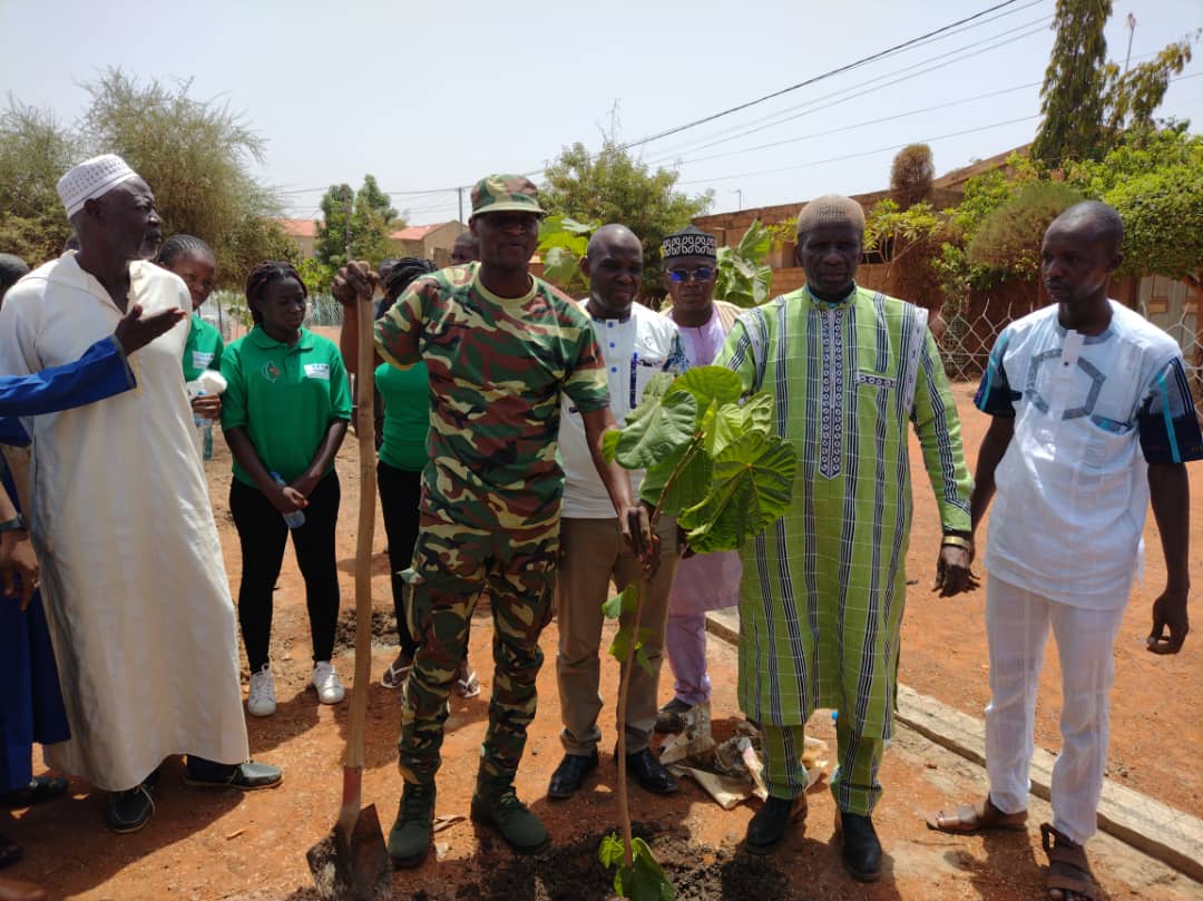 Plantation symbolique d’arbres sur le site