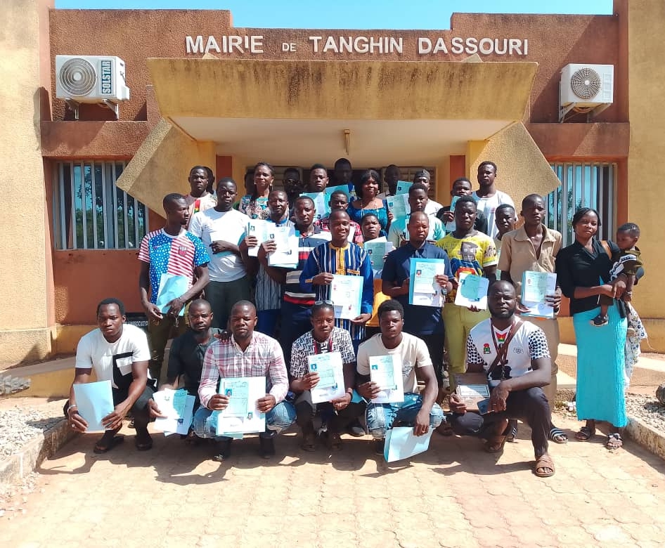 Remise de permis de conduire provisoires à des jeunes de Tanghin-Dassouri
