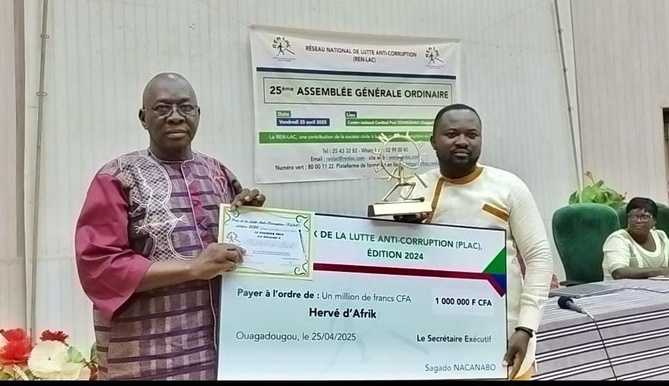 Le représentant de Hervé d'Africk à droite reçoit le prix