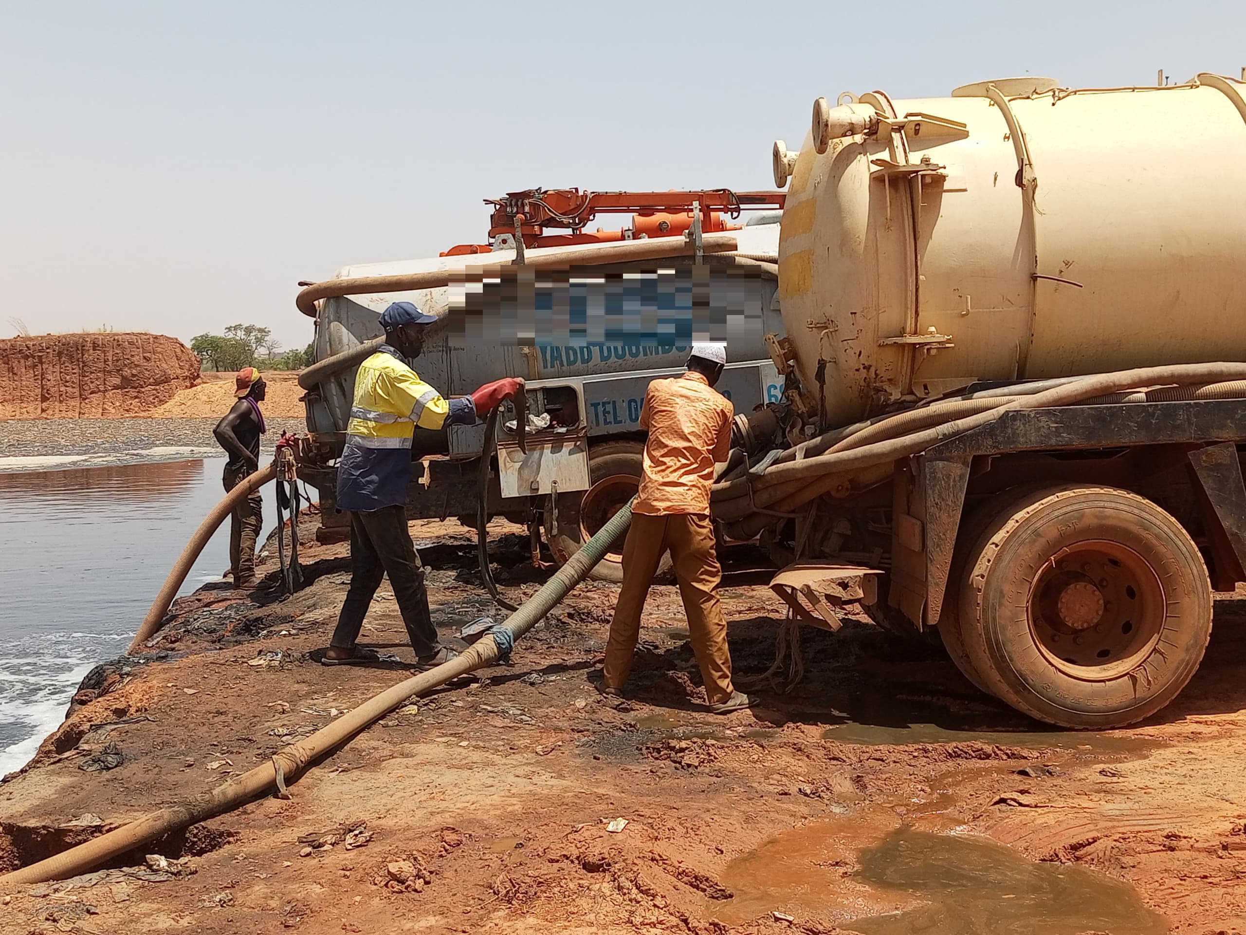 Des camions dépotant sur un site provisoire à la sortie sud de Ouagadougou