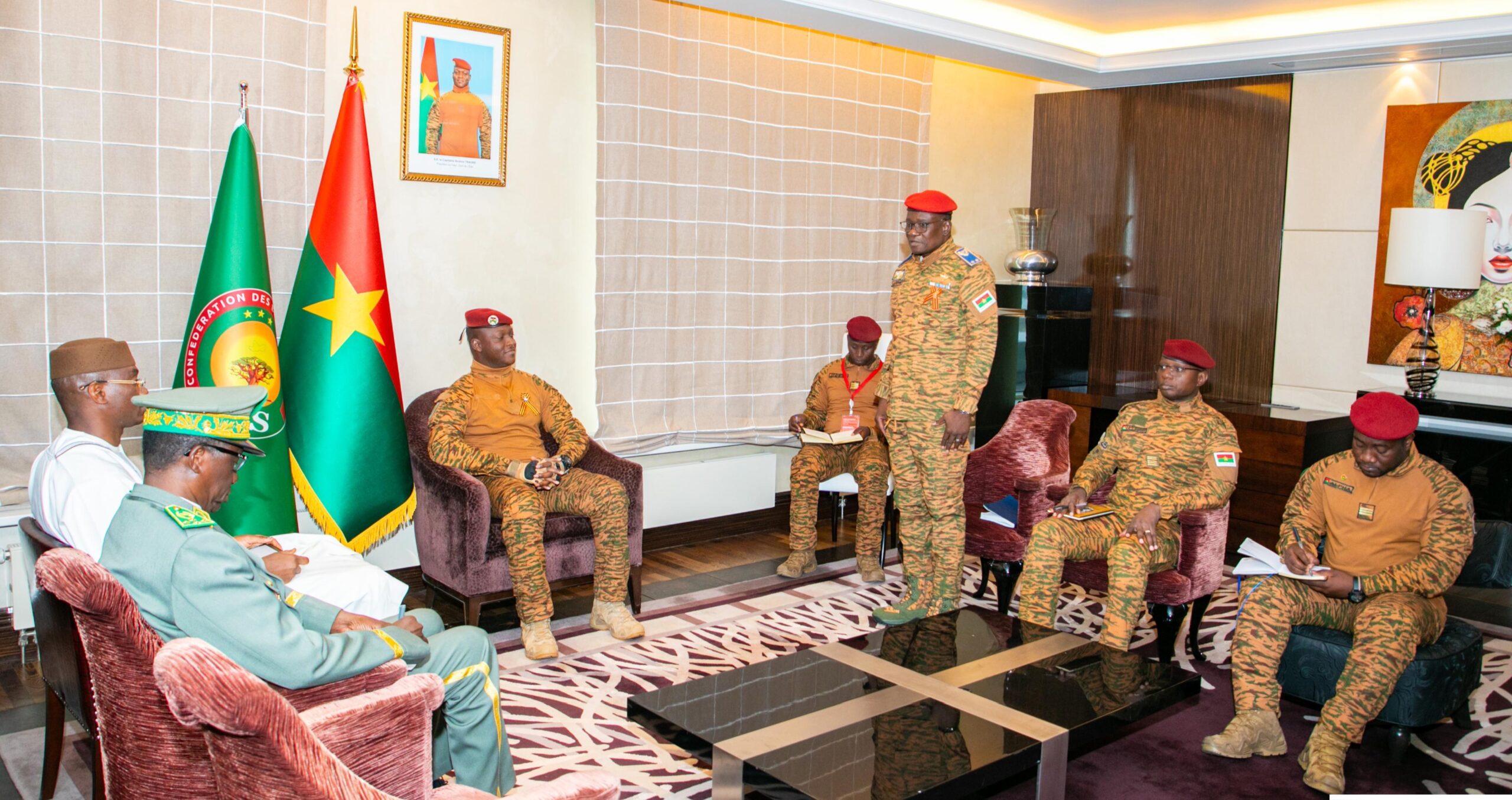 Audience entre les ministres chargés de la Défense de la Confédération des États du Sahel (AES) et le capitaine Ibrahim Traoré. 
