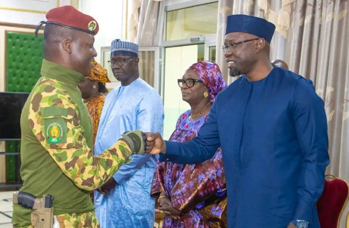Salutations entre le capitaine Ibrahim Traoré et le premier ministre sénégalais Ousmane Sonko