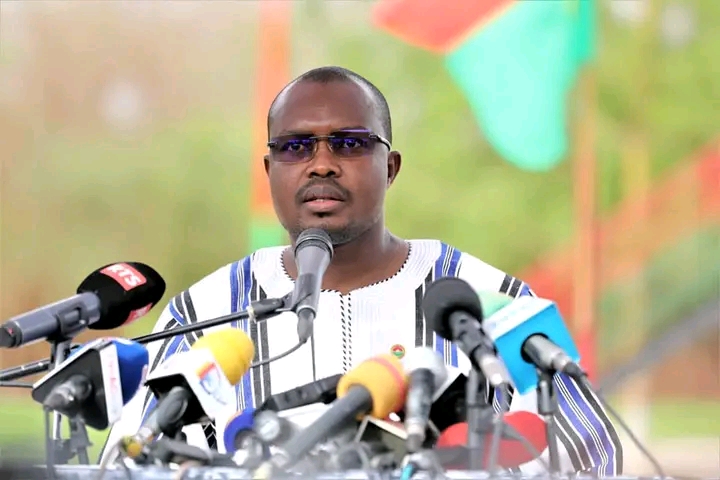 Le premier ministre Jean Emmanuel Ouédraogo, lisant le discours du président du Faso, le capitaine Ibrahim Traoré