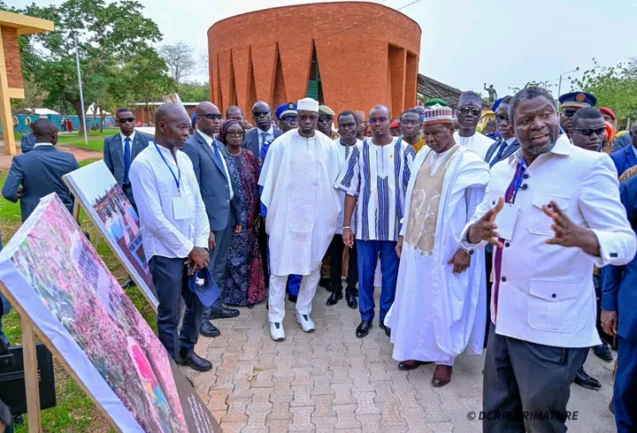Cérémonie d'inauguration du Mausolée Thomas Sankara (derrière les autorités)