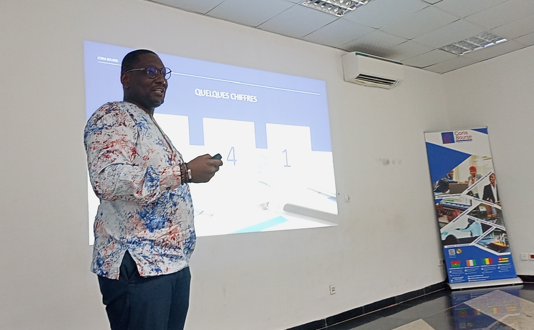 Le directeur général de Coris bourse, Hermann Traoré administrant la formation