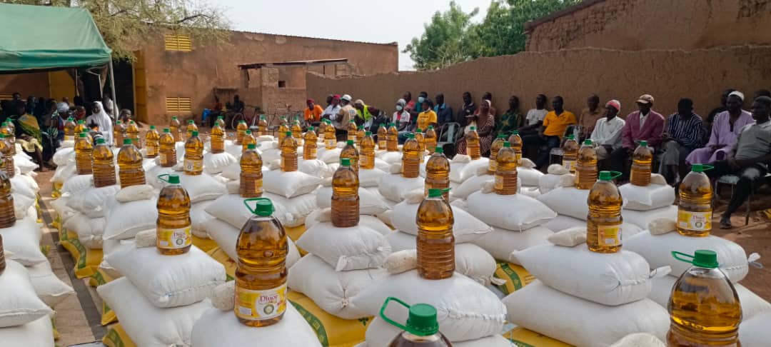 Don de kits alimentaires à des ménages vulnérables de Tougan par l'ONG Tearfund