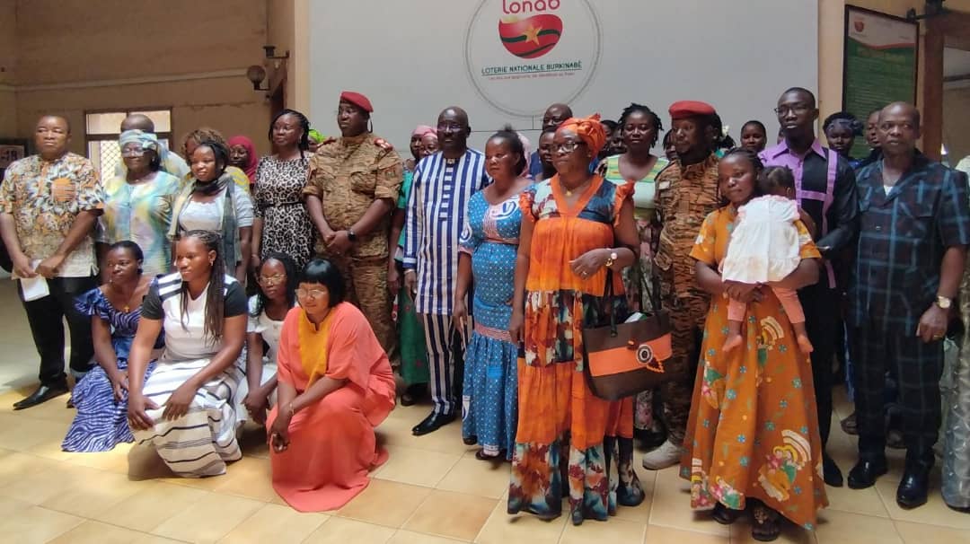 Photo de famille avec les bénéficiaires