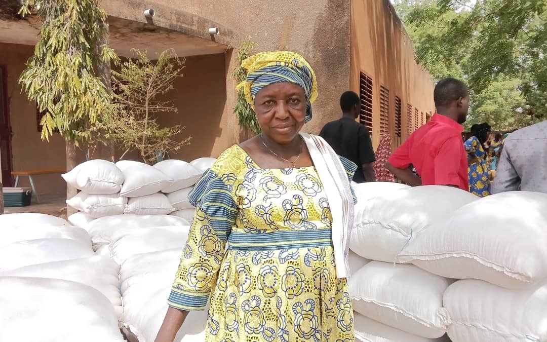 Remise de vivres à Tougan par l'Association Nanga Boussoum