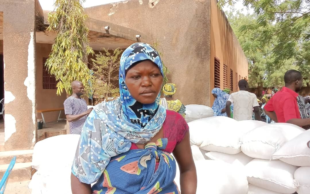 Remise de vivres à Tougan par l'Association Nanga Boussoum