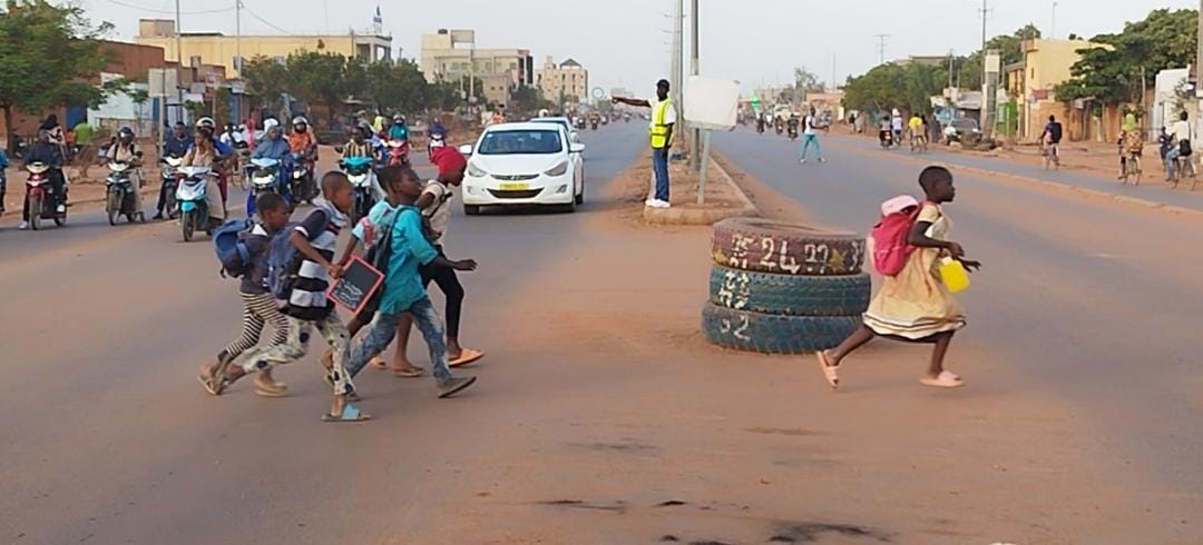 Ouagadougou : Ces bénévoles qui aident les élèves à traverser la voie