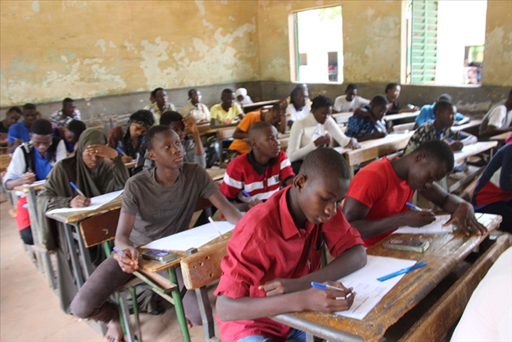 Examens scolaires 2025 : Jour de vérité pour plus de 500 000 candidats au CEP et au BEPC